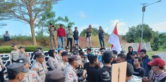 Jurnalis dan Mahasiswa Tanjungpinang Demo DPRD Kepri Tuntut Penolakan Revisi RUU Pilkada Puluhan mahasiswa dan jurnalis yang tergabung dalam Aliansi Darurat Demokrasi menggelar demonstrasi di Gedung DPRD Provinsi Kepulauan Riau (Kepri) pada Jumat (23/8/2024) f,AJI Tanjungpinang