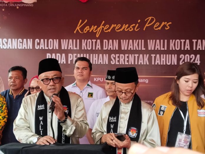 Pasangan bakal calon Wali Kota Tanjungpinang, Lis Darmansyah, dan bakal calon Wakil Wali Kota Tanjungpinang, Raja Arija, resmi mendaftarkan diri ke Komisi Pemilihan Umum (KPU) Kota Tanjungpinang, Kamis (29/8/024). Partai pengusung dan para pendukung pasangan ini ikut meramaikan pendaftaran mereka di KPU Tanjungpinang. F,Beritaibukota