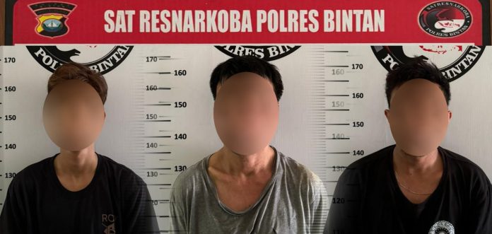 Satuan Reserse Narkoba Polres Bintan beberapa hari lalu mengamankan beberapa orang yang akan bertransaksi Narkoba jenis sabu-sabu di kilometer 16 Desa Toapaya Selatan. Penangpakan berhasil dilakukan di kilometer 15 Tanjungpinang. f,Polres Bintan