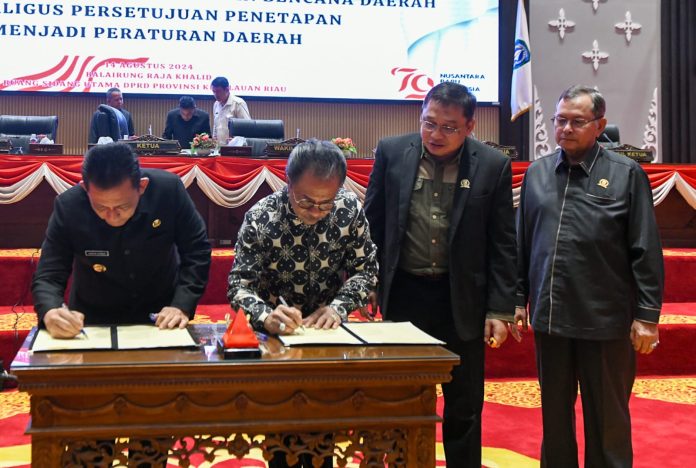 Ketua Dewan Perwakilan Rakyat Daerah (DPRD) Provinsi Kepulauan Riau, Jumaga Nadeak dan Gubernur Kepri, Ansar Ahmad menandatangani Perda tentang Penyelenggaraan Penanggulangan Bencana dan Perubahan Anggaran Pendapatan dan Belanja Daerah (APBD) Tahun Anggaran 2024. f,diskominfo Kepri