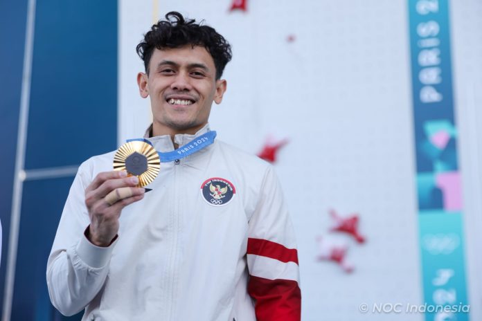 Atlet panjat tebing putra Indonesia, Veddriq Leonardo mempersembahkan medali emas perdana dalam ajang Olimpiade 2024 Paris. sumber foto : kemenpora