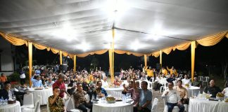 Gubernur Ansar Paparkan Program Strategis Kepada Masyarakat Batam Center Gubernur Kepri Ansar Ahmad bersilaturahmi dengan warga masyarakat dari berbagai perumahan di Batam Center, termasuk Perumahan Beverly, Bonavista, Diamond Palace, Citra Land, dan Grand Maganda, Jumat (2/8) malam f,diskominfo Kepri
