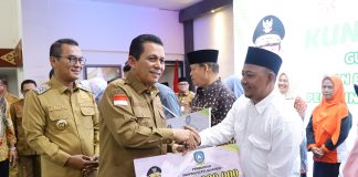 Pemprov Kepri Bantu Peningkatan Infrastruktur hingga Pendidikan Untuk Tingkatkan Kesejahteraan Tanjungpinang Gubernur Kepulauan Riau (Kepri) H Ansar Ahmad menyalurkan bantuan untuk Kota Tanjungpinang dalam acara silaturahmi di Gedung PKK Kota Tanjungpinang, Selasa (6/8) f,diskominfo Kepri