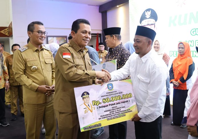 Gubernur Kepulauan Riau (Kepri) H Ansar Ahmad menyalurkan bantuan untuk Kota Tanjungpinang dalam acara silaturahmi di Gedung PKK Kota Tanjungpinang, Selasa (6/8) f,diskominfo Kepri