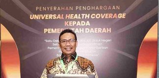Pemko Tanjungpinang Terima Penghargaan UHC Award 2024 Pemerintah Kota (Pemko) Tanjungpinang lewat Kepala Dinas Kesehatan Tanjungpinang Rustam menerima penghargaan Universal Health Coverage (UHC) Award 2024, Kamis (8/8/2024). F,Pemko Tanjungpinang