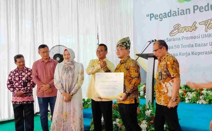 Bantuan yang diberikan berupa tenda, kursi, dan meja untuk kelengkapan bazar. Bantuan diserahkan PT. Pegadaian kepada Penjabat (Pj.) Wali Kota Tanjungpinang, Andri Rizal, memberikan bantuan UMKM di kantor Pegadaian, Jalan Bintan, Tanjungpinang, Kepulauan Riau, Kamis (29/8/2024). F,Pemko Tanjungpinang
