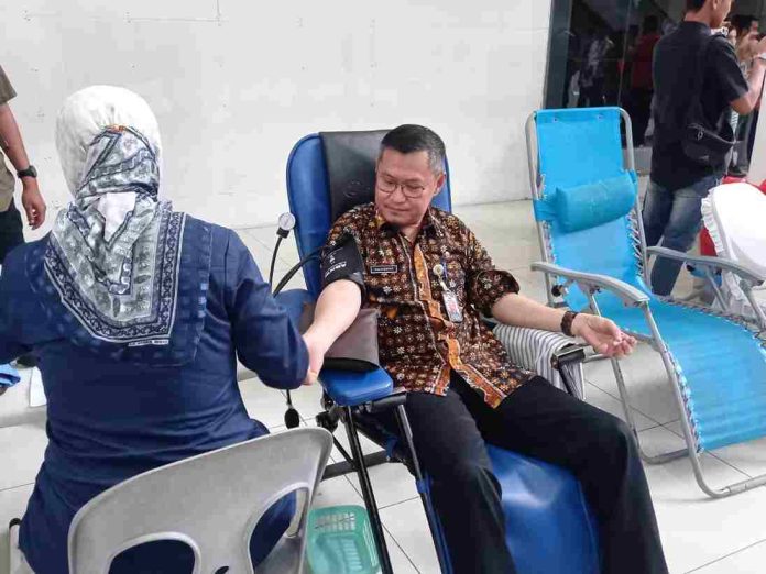 Sekretaris Daerah (Sekda) Kota Tanjungpinang, Zulhidayat, ikut donorkan darah di Tanjungpinang City Center (TCC) Batu 8 Atas Tanjungpinang, Kamis (8/8/2024). f,Pemko Tanjungpinang