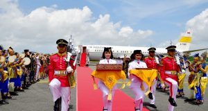 Perjalanan Sejarah Baru, Duplikat Bendera Sang Merah Putih dan Teks Proklamasi Tiba di IKN Usai menempuh penerbangan selama kurang lebih dua jam, duplikat bendera Sang Merah Putih dan teks proklamasi tiba di Bandara Internasional Sultan Aji Muhammad Sulaiman Sepinggan, Kota Balikpapan, Provinsi Kalimantan Timur pada Sabtu, 10 Agustus 2024. f,setkab