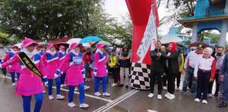 Diikuti 121 Peserta, Lomba Gerak Jalan Proklamasi Kategori 8 Kilometer Start Dari Terminal Sei Carang Bintan Center, Tanjungpinang Penjabat (Pj.) Wali Kota Tanjungpinang, Andri Rizal, bersama Pj. Ketua TP PKK Kota Tanjungpinang, Efa Sri Nurlathifa Khifayana, secara resmi melepas peserta lomba gerak jalan Proklamasi 2024, di Terminal Sei Carang Bintan Center, Tanjungpinang, Kepri, Sabtu (24/8/2024) f,Pemko Tanjungpinang