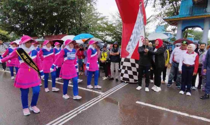 Penjabat (Pj.) Wali Kota Tanjungpinang, Andri Rizal, bersama Pj. Ketua TP PKK Kota Tanjungpinang, Efa Sri Nurlathifa Khifayana, secara resmi melepas peserta lomba gerak jalan Proklamasi 2024, di Terminal Sei Carang Bintan Center, Tanjungpinang, Kepri, Sabtu (24/8/2024) f,Pemko Tanjungpinang