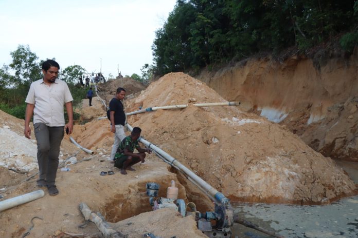 Satreskrim Polres Bintan menggrebek sebuah lokasi tambang pasir yang diduga ilegal di Kampung Masiran desa Gunung Kijang, Selasa (13/8/2024). F, Polres Bintan