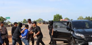 Personel Polresta Tanjungpinang Ikuti Simulasi Sispamkota Kesiapan Pengamanan Pilkada 2024 Personel Polresta Tanjungpinang mengikuti Simulasi Sispamkota dalam rangka persiapan pengamanan Pilkada 2024 di Stadion Glora Tri Buana Dompak, Kota Tanjungpinang, Kamis (22/08/2024). F, Polresta Tanjungpinang