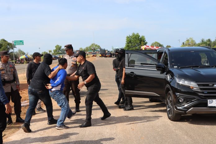 Personel Polresta Tanjungpinang mengikuti Simulasi Sispamkota dalam rangka persiapan pengamanan Pilkada 2024 di Stadion Glora Tri Buana Dompak, Kota Tanjungpinang, Kamis (22/08/2024). F, Polresta Tanjungpinang