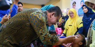 Gubernur Ansar Evaluasi dan Tinjau Pelaksanaan PIN Polio di Posyandu Harum Jaya, Tanjungpinang Gubernur Kepulauan Riau, H. Ansar Ahmad, mengevaluasi dan meninjau pelaksanaan Pekan Imunisasi Nasional (PIN) Polio di Posyandu Harum Jaya, Tanjungpinang, Kamis (22/8). F, diskominfo Kepri