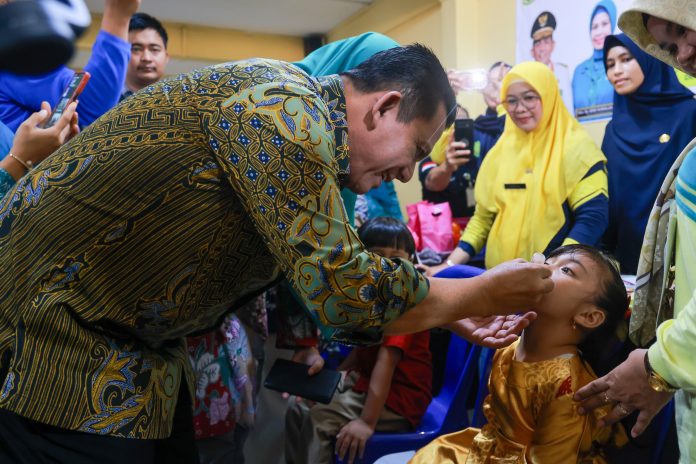 Gubernur Kepulauan Riau, H. Ansar Ahmad, mengevaluasi dan meninjau pelaksanaan Pekan Imunisasi Nasional (PIN) Polio di Posyandu Harum Jaya, Tanjungpinang, Kamis (22/8). F, diskominfo Kepri