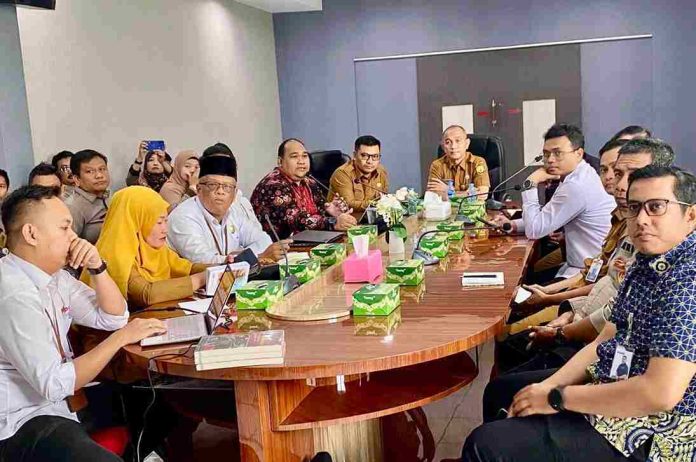 Pemko Tanjungpinang dan Kemenpan RB mengadakan diskusi mengenai rencana pelaksanaan Mal Pelayanan Publik (MPP) digital di kota Tanjungpinang. Diskusi diadakan di ruang rapat MPP Tanjungpinang, Kepri, Selasa (13/8/2024). F,Pemko Tanjungpinang