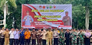 Tanjungpinang Siap Gelar Pilkada Penjabat (Pj) Wali Kota Tanjungpinang Andri Rizal foto bersama dengan unsur TNI/Polri dan unsur internal lainnya usai mengikuti upacara gelar pasukan Operasi Mantap Praja Seligi 2024 di Lapangan Pamedan Ahmad Yani Tanjungpinang, Senin (26/8/2024). F, Pemko Tanjungpinang