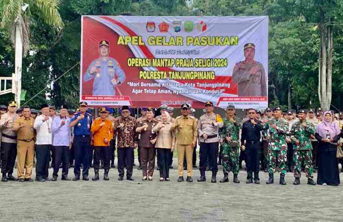 Penjabat (Pj) Wali Kota Tanjungpinang Andri Rizal foto bersama dengan unsur TNI/Polri dan unsur internal lainnya usai mengikuti upacara gelar pasukan Operasi Mantap Praja Seligi 2024 di Lapangan Pamedan Ahmad Yani Tanjungpinang, Senin (26/8/2024). F, Pemko Tanjungpinang