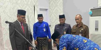 Sekda Tanjungpinang Lantik 16 Pejabat Fungsional di Lingkungan Pemko Tanjungpinang Sekda Kota Tanjungpinang, Zulhidayat, melantik dan mengangkat sumpah 16 pejabat fungsional di lingkungan Pemko Tanjungpinang, di ruang sekretaris daerah, kantor Wali Kota Tanjungpinang, Jumat (30/8/2024). F,Pemko Tanjungpinang