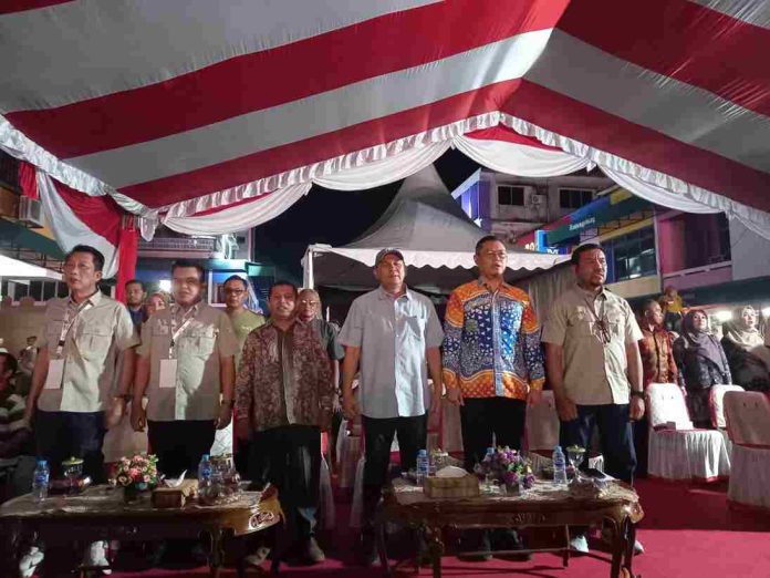 Sekretaris Daerah Kota Tanjungpinang, Zulhidayat saat mengikuti penutupan Even Tanjungpinang Fest 2024 di Jalan Merdeka, Minggu (11/8/2024) malam. f,Pemko Tanjungpinang