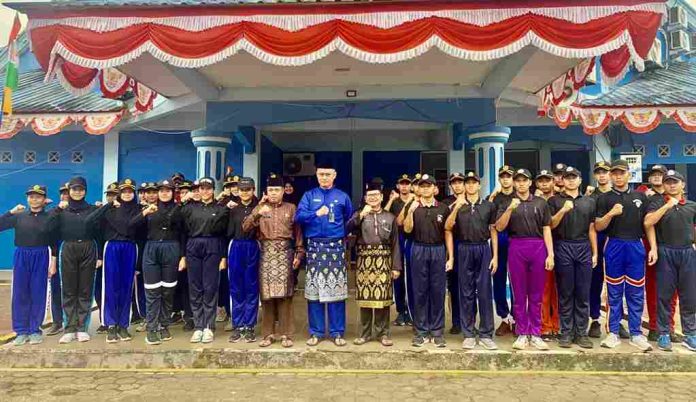 Sekretaris Daerah (Sekda) Kota Tanjungpinang, Zulhidayat memberikan pesan khusus kepada calon anggota Paskibraka Kota Tanjungpinang 2024 pada upacara pembukaan Pradiklat Paskibraka, di terminal Sei Carang Bintan Center Tanjungpinang, Kepri, Jumat (2/8/2024). f,Pemko Tanjungpinang