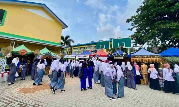 SMK Negeri 1 Tanjungpinang menyelenggarakan Skansa Expo Budaya Nusantara di Era 4.0 berlangsung dari 27 hingga 29 Agustus 2024 di lapangan SMK Negeri 1 Tanjungpinang, dimulai pada Selasa (27/8/2024). f,Pemko Tanjungpinang