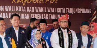 Berkas Pencalonan Lengkap, Rahma dan Hafiz Siap Menjemput Amanah Pasangan bakal calon Wali Kota Tanjungpinang Rahma dan Wakil Wali Kota Tanjungpinang Rizha Hafiz saat menggelar konferensi pers di Kantor KPU Tanjungpinang, Kamis (29/8/2024). F,Beritaibukota.com
