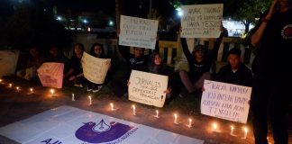 Jurnalis Batam Aksi Bakar Lilin Depan Kantor DPRD: ‘Simbol Matinya Demokrasi’ Puluhan jurnalis di Kota Batam ikut menggelar aksi "Indonesia darurat" di Depan Kantor DPRD Kota Batam, Jumat (23/8/2024) malam. f,AJI Batam