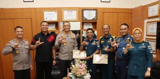 KSOP Tanjungpinang Beri Penghargaan Kepada Polresta Tanjungpinang Kapolresta Tanjungpinang menerima silaturahmi dan pemberian penghargaan dari KSOP Tanjungpinang, di Mapolresta Tanjungpinang, Kamis (8/8/2024). f,Polresta Tanjungpinang