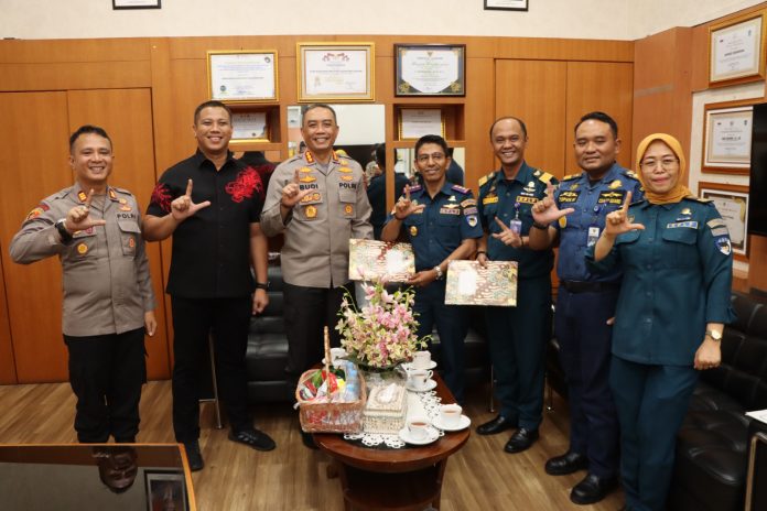 Kapolresta Tanjungpinang menerima silaturahmi dan pemberian penghargaan dari KSOP Tanjungpinang, di Mapolresta Tanjungpinang, Kamis (8/8/2024). f,Polresta Tanjungpinang