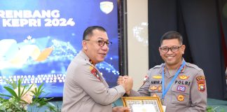 Polres Bintan Terima Penghargaan Dari Kapolri Karena Dinilai Sempurna Dalam Pengelolaan Anggaran Periode Tahun 2023. Kapolda Kepri Irjen Pol. Yan Fitri Halimansyah menyerahkan penghargaan dari Kapolri Jenderal Listyo Sigit Prabowo kepada Polres Bintan yang diterima Wakapolres Bintan Kompol Amir Hamzah, pada acara Musrenbang Polda Kepri Tahun 2024. f,Polres Bintan