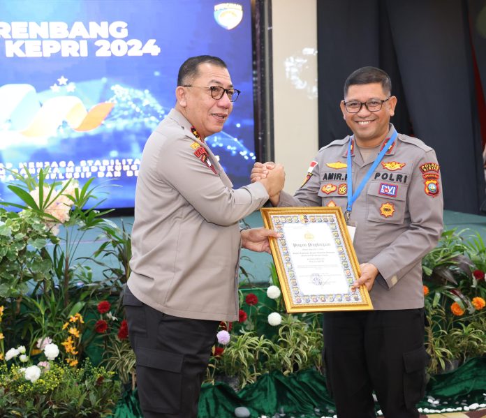 Kapolda Kepri Irjen Pol. Yan Fitri Halimansyah menyerahkan penghargaan dari Kapolri Jenderal Listyo Sigit Prabowo kepada Polres Bintan yang diterima Wakapolres Bintan Kompol Amir Hamzah, pada acara Musrenbang Polda Kepri Tahun 2024. f,Polres Bintan
