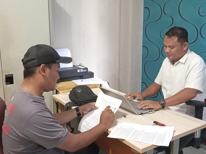 Salah satu anggota AJI Tanjungpinang saat memberi keterangan di Polres Bintan beberapa waktu lalu, F,AJI Tanjungpinang