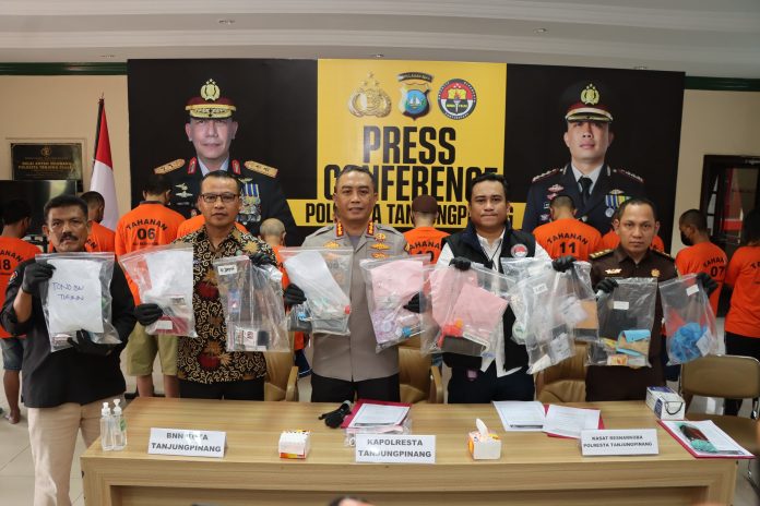 Jajaran Satresnarkoba Polresta Tanjungpinang berhasil mengungkap 10 kasus dengan 12 tersangka dalam periode 13 Juli hingga 27 Juli 2024. Kapolresta Tanjungpinang, Kombes Pol Budi Santosa, menjelaskannya dalam konferensi per di Mapolresta Tanjungpinang, Kamis (8/8/2024). F,Polresta Tanjungpinang