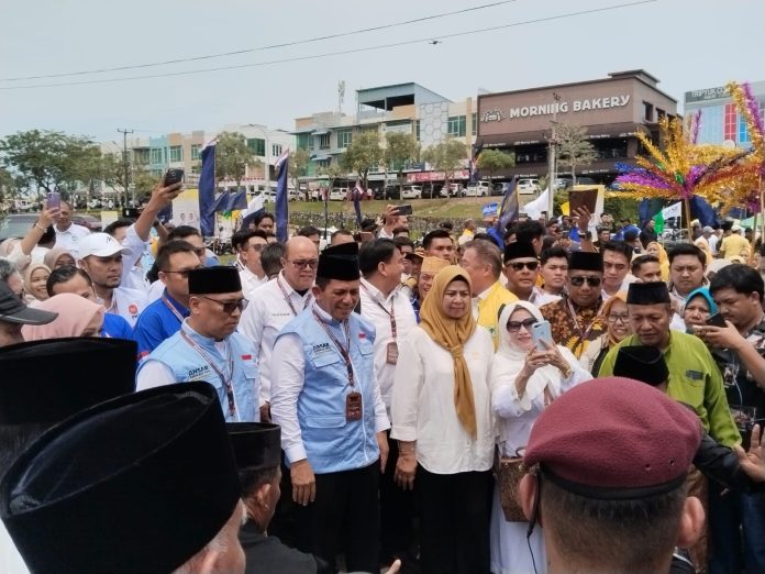 Bakal calon Gubernur Kepri, Ansar Ahmad bersama wakilnya Nyangnyang saat tiba di Kantor KPU untuk melakukan pendaftaran bakal calon Gubernur Kepri di Kantor KPU Kepri, Rabu (28/8/2024) f,Beritaibukota
