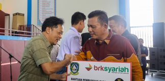 Pemprov Kepri Melalui Gubernur Ansar Serahkan Bantuan senilai Rp82,55 miliar untuk Kecamatan Batam Kota dan Nongsa Gubernur Kepri, Ansar Ahmad menyerahkan bantuan untuk warga Batam Kota Kecamatan Nongsa, Sabtu (10/8). f,diskominfo Kepri