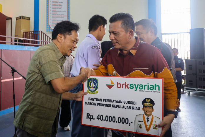 Gubernur Kepri, Ansar Ahmad menyerahkan bantuan untuk warga Batam Kota Kecamatan Nongsa, Sabtu (10/8). f,diskominfo Kepri