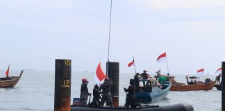 FKPD Bintan Kibarkan Bendera Merah Putih Di Perairan Perbatasan, Karang Singa Memperingati Hari Kemerdekaan Republik Indonesia ke 79 tahun 2024, FKPD Kabupaten Bintan melaksanakan Upacara Pengibaran Bendera Merah Putih di perbatasan perairan yang berbatasan langsung dengan Negara tetangga yaitu peraitran Karang Singa yang terletak di Kecamatan Bintan Utara, Kamis (15/8/2024) f,Polres Bintan