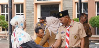 Kwarda Pramuka Kepri Gelar Donor Darah Dan Pasar Murah Dalam Rangka Peringati Hari Pramuka Ke-63 Sekretaris Daerah Provinsi Kepulauan Riau yang juga Ketua Kwarda Pramuka Kepulauan Riau Adi Prihantara menghadiri kegiatan donor darah dan pasar murah yang diselenggarakan di Asrama Haji, Tanjungpinang, Selasa (6/8) f,diskominfo Kepri