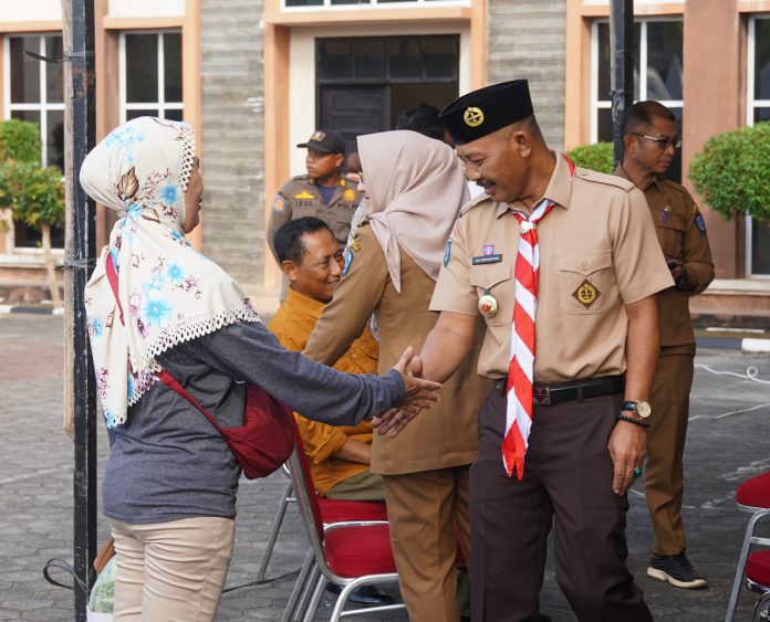 Sekretaris Daerah Provinsi Kepulauan Riau yang juga Ketua Kwarda Pramuka Kepulauan Riau Adi Prihantara menghadiri kegiatan donor darah dan pasar murah yang diselenggarakan di Asrama Haji, Tanjungpinang, Selasa (6/8) f,diskominfo Kepri
