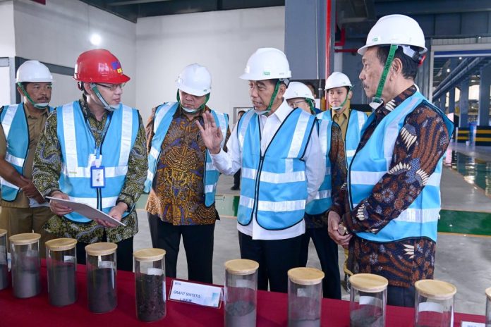 Presiden Jokowi Resmikan Pabrik Bahan Anoda Baterai Litium PT Indonesia BTR New Energy Material yang berada di Kawasan Ekonomi Khusus (KEK) Kendal, Kabupaten Kendal, Provinsi Jawa Tengah, Rabu (07/08/2024). (Foto: BPMI Setpres/ Muhclis Jr)