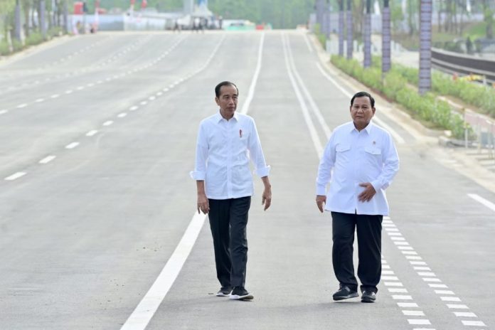 Presiden Joko Widodo (Jokowi) didampingi Menteri Pertahanan (Menhan) Prabowo Subianto meninjau langsung progres pembangunan Ibu Kota Nusantara (IKN), Kabupaten Penajam Paser Utara, Provinsi Kalimantan Timur, Senin (12/08/2024). (Foto: BPMI Setpres/ Muchlis Jr)