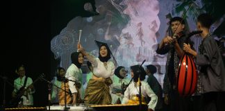 Selebrasi Negeri Kata-kata: 20 Pelajar Pentaskan Harmoni Kata di Tanjungpinang 20 Pelajar terpilih pentaskan Harmoni Kata di Tanjungpinang di Gedung Kesenian Aisyah Sulaiman pada Sabtu malam (14/9). f,kiriman untuk BI