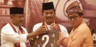 Nomor Urut 2 Jadi Simbol Hoki Pasangan Rudi-Rafiq, Istilah “2R” Trending Sehari Setelah Penetapan Nomor urut 2 terbukti membawa keberuntungan bagi pasangan calon Gubernur dan Wakil Gubernur Kepulauan Riau, Haji Muhammad Rudi dan Haji Aunur Rafiq. F,dok
