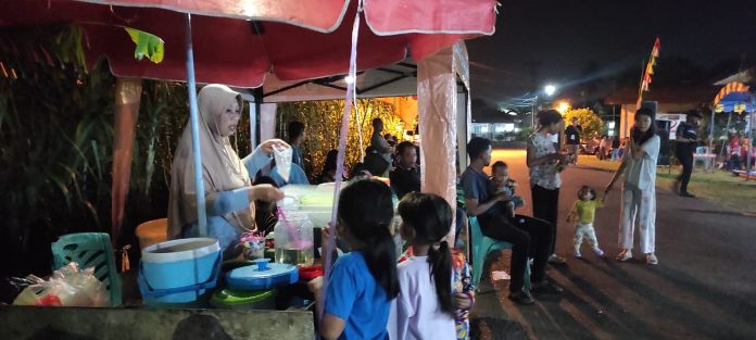 Pedagang dan masyarakat RW 010 Kampung Bulang, Kecamatan Tanjungpinang Timur, menunjukkan dukungan penuh kepada pasangan calon Walikota dan Wakil Walikota Tanjungpinang, Lis Darmansyah dan Raja Ariza, yang akrab disapa 