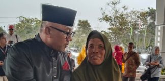 Kisah Cinta Ibu-Ibu untuk Pak Lis: Sosok Dermawan Sahabat Ibu-Ibu Calon Wali Kota Tanjungpinang, Lis Darmansyah ketika membeli dagangan seorang ibu penjual tisu ketika hendak mengikuti pencabutan nomor urut pemilihan Kepala Daerah di Tanjungpinang beberapa waktu lalu f,BI
