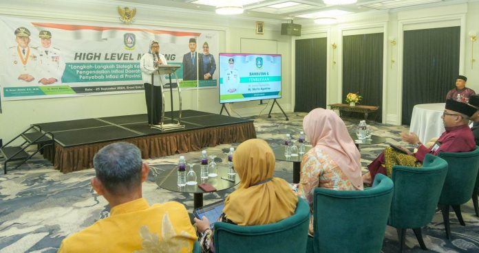 Pjs Gubernur Hj Marlin Agustina Rudi, saat memberikan pengarahan dalam pembukaan high level meeting yang membahas kebijakan pengendalian inflasi daerah di Grand Eska Hotel dan Suites, Jodoh, Kota Batam, Rabu (25/9/2024). f,diskominfo Kepri