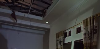 Rudi Gerak Cepat Kerahkan OPD, Camat & Lurah Bantu Warga Terdampak Badai Kammuri Camat Bengkong, Fairuz Batubara, bersama Lurah Tanjungbuntung dan petugas ketentraman dan ketertiban (trantib), yang langsung terjun ke Perumahan Pesona Mantang, salah satu wilayah terdampak bencana, dan menangani keadaan di lokasi f,Pemko Batam