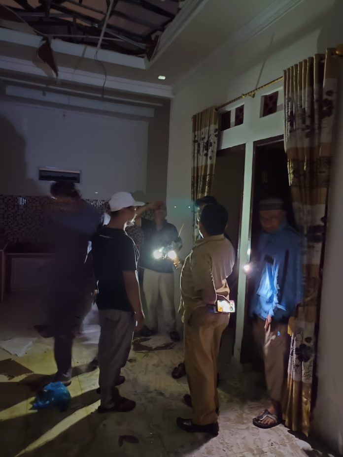 Camat Bengkong, Fairuz Batubara, bersama Lurah Tanjungbuntung dan petugas ketentraman dan ketertiban (trantib), yang langsung terjun ke Perumahan Pesona Mantang, salah satu wilayah terdampak bencana, dan menangani keadaan di lokasi f,Pemko Batam