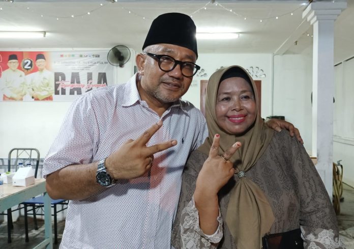 Juariah, istri mendiang Syahrul, saat foto bersama dengan Calon Wali Kota Tanjungpinang, Lis Darmansyah. Juriah secara tegas menyatakan bahwa keluarga tidak merestui nama suaminya digunakan oleh calon Wali Kota Tanjungpinang, Rahma, dalam kegiatan kampanye. f,dok Lis-Raja